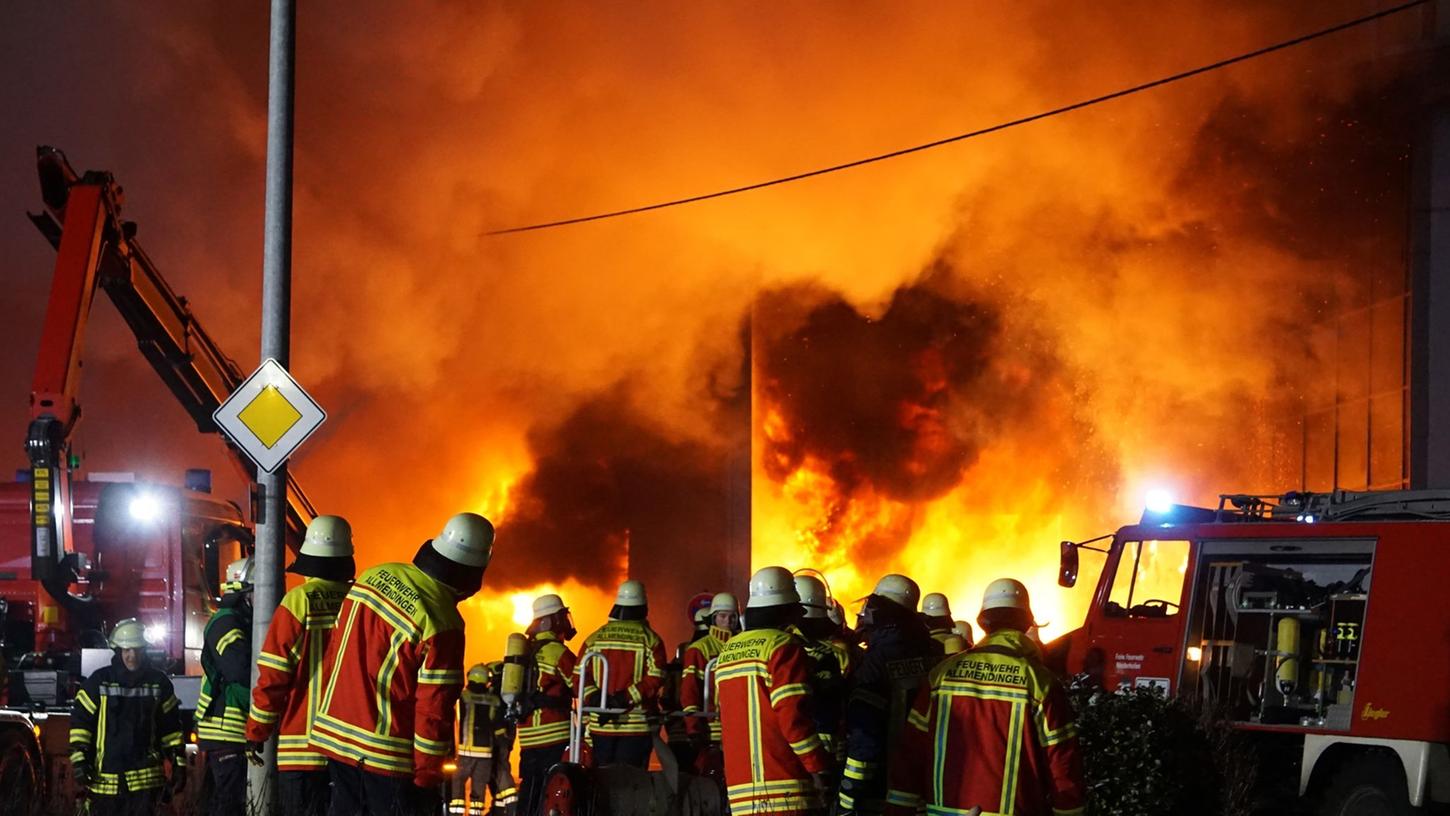 Einsatzkräfte der Feuerwehr löschen den Brand auf dem Firmengelände eines Automobilzulieferers in Allmendingen.