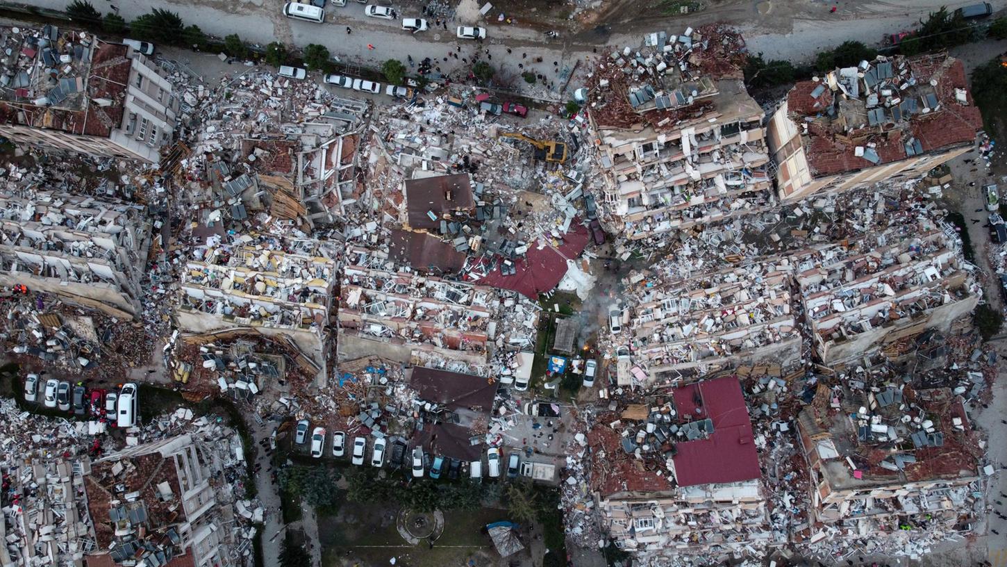 Drohnenaufnahme nach der Katastrophe: Etliche Gebäude im Zentrum von Hatay liegen in Trümmern.