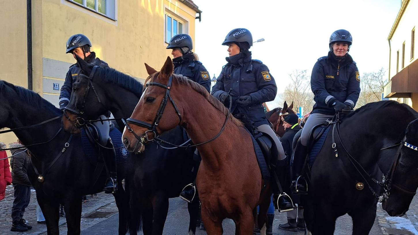 Erstmals führt eine Reiterstaffel der Polizei den Auftrieb an.