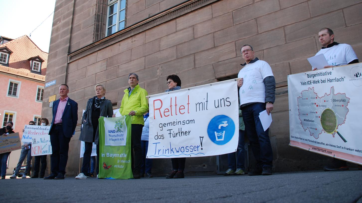 „Rettet mit uns das Fürther Trinkwasser“, forderte die Bürgerinitiative „Kein ICE-Werk in Harrlach“ aus dem Kreis Roth im März 2022 vor dem Fürther Rathaus.
