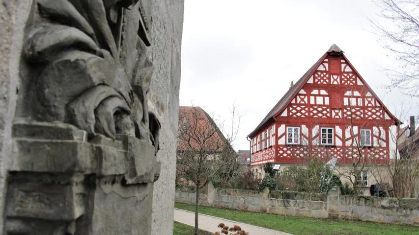 Fränkisches Fachwerk in Rot und Weiß: das Pfarrhaus in Hannberg