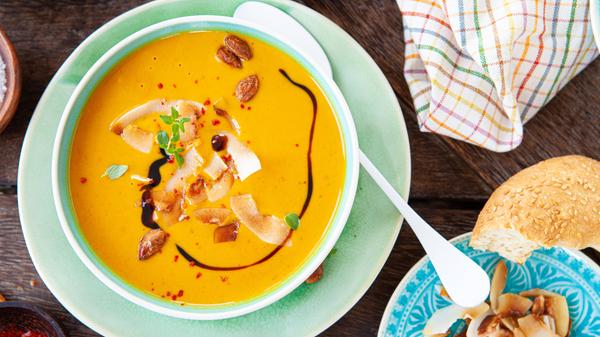 Kürbissuppe mit Kokosmilch und Kürbiskernen