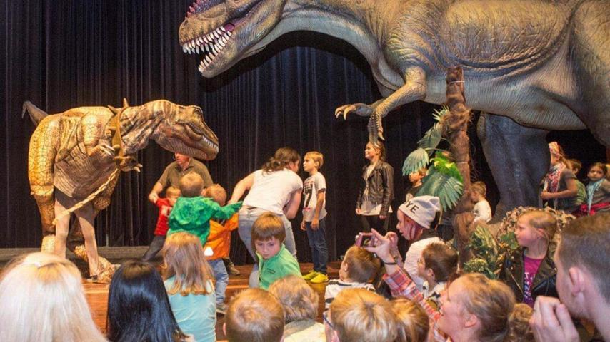 Am Sonntag sind in Schwabach die Dinos los. Um 11 und 14 Uhr findet im Markgrafensaal eine Live-Show statt, bei der Flugsaurier durch die Lüfte schweben, ein T-Rex frei herumläuft und kleine Dino-Babys live auf der Bühne aus Eiern schlüpfen. Ab 3 Jahren.