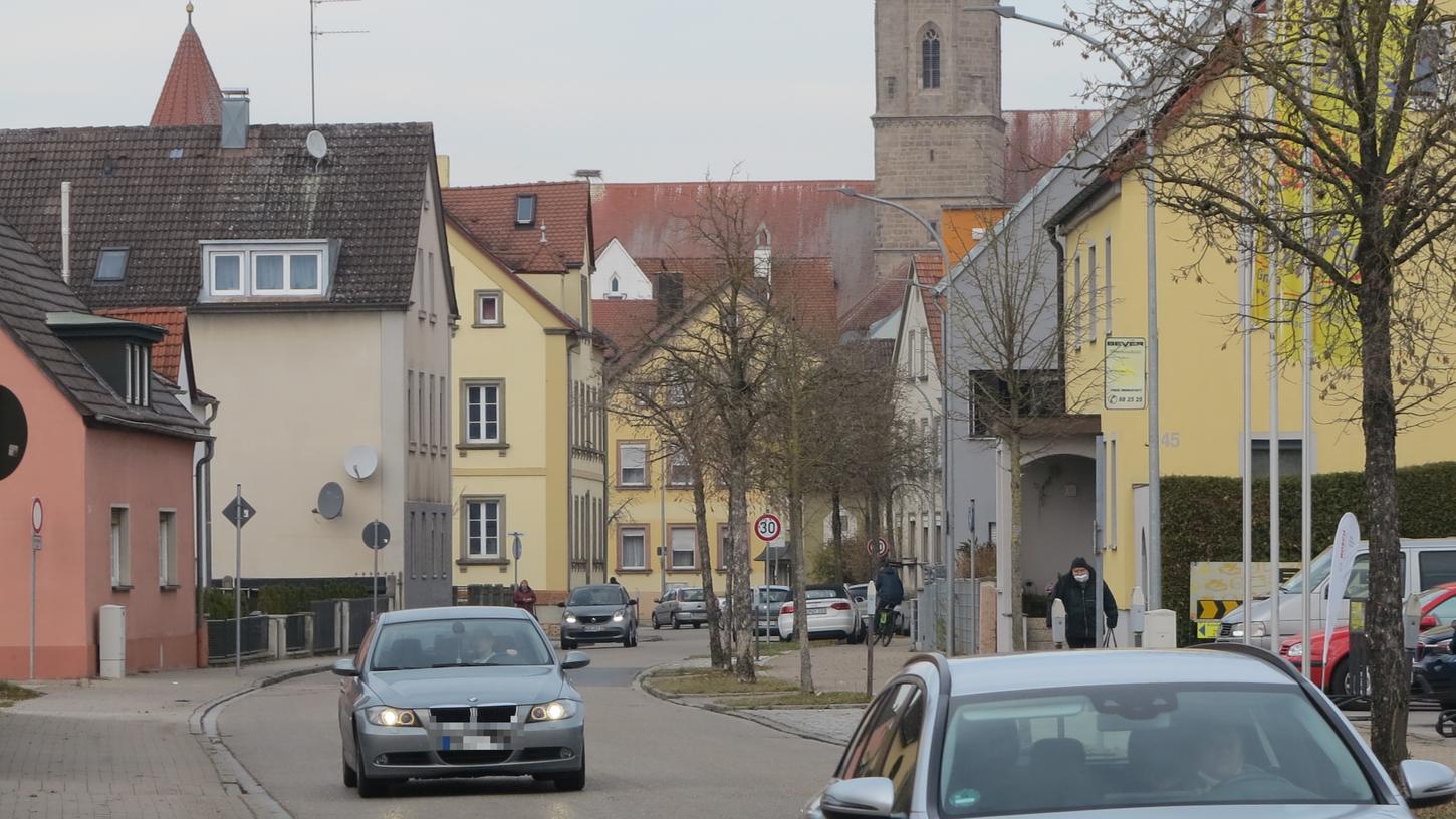 Welche Wünsche haben die Bürgerinnen und Bürger bezüglich der Weißenburger Straße? Das soll nun im Rahmen eines Workshops in der Stadthalle besprochen werden. Welche Wünsche haben die Bürgerinnen und Bürger bezüglich der Weißenburger Straße? Das soll nun im Rahmen eines Workshops in der Stadthalle besprochen werden.