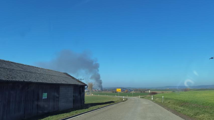 Gegen 11 Uhr wurden die Feuerwehren alarmiert. Schon auf der Anfahrt bemerkten die Einsatzkräfte eine starke Rauchentwicklung über Oberndorf, die sogar in mehreren Kilometern Entfernung zu sehen war.