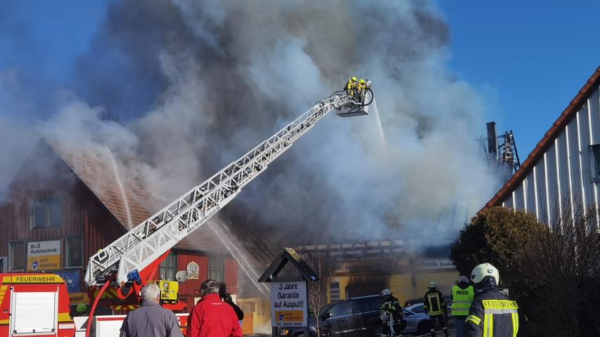 Daraufhin wurde die Alarmstufe erhöht. Beim Eintreffen der Feuerwehr stand die Werkstatt und ein angrenzendes Gebäude bereits in Flammen.