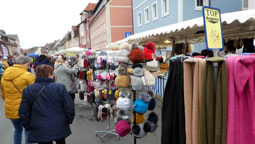 Beim Bummel über den Neustädter Lichtmessmarkt galt noch Schals, warmen Mützen, Socken oder Decken das besondere Interesse.