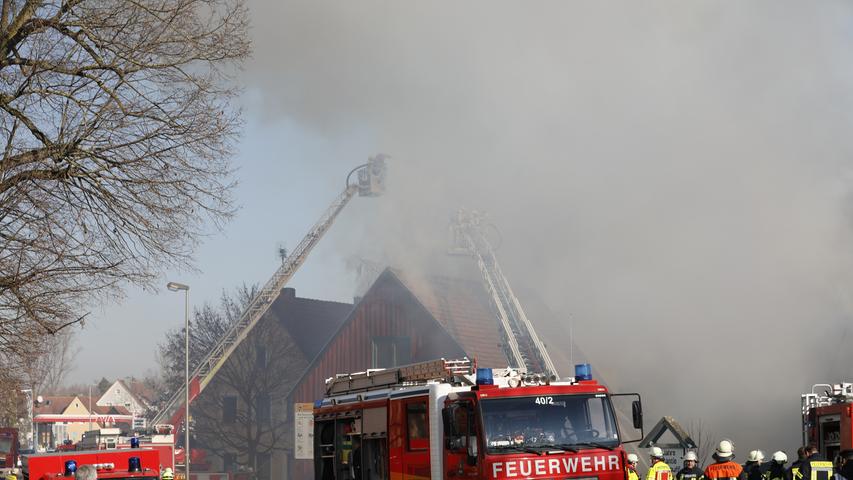 Großbrand bei Ipsheim: Autowerkstatt von Flammen zerstört - über 100 Einsatzkräfte