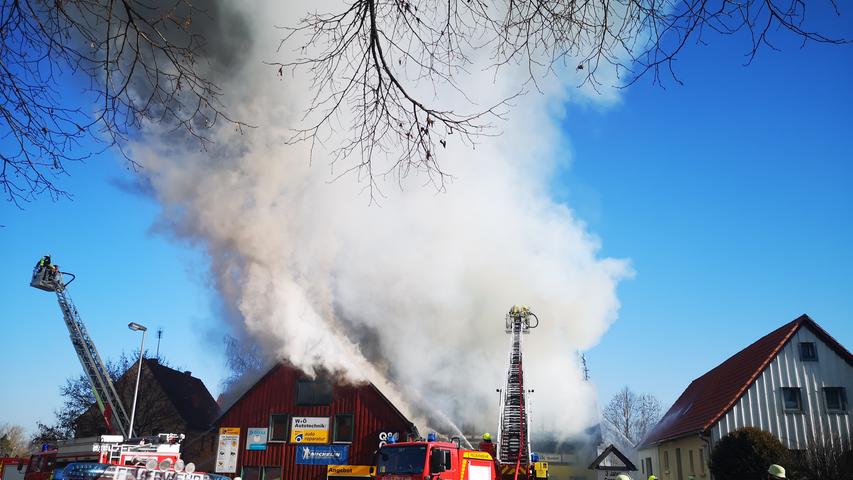 Großbrand bei Ipsheim: Autowerkstatt von Flammen zerstört - über 100 Einsatzkräfte