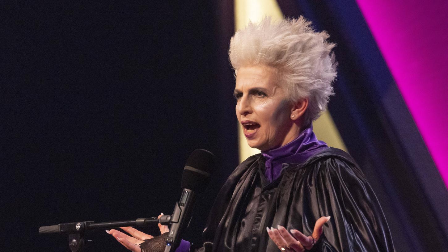 Marie-Agnes Starck-Zimmermann hält ihre kritische Rede. Marie-Agnes Starck-Zimmermann hält ihre kritische Rede.