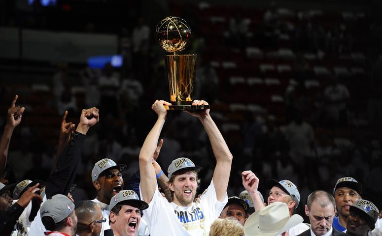 Dann ist der Triumph perfekt: Dirk Nowitzki gewinnt als erster Deutscher die Meisterschaft in der nordamerikanischen Basketballliga. Gleichzeitig beschert er den Dallas Mavericks den ersten Titel in der Franchise-Geschichte.