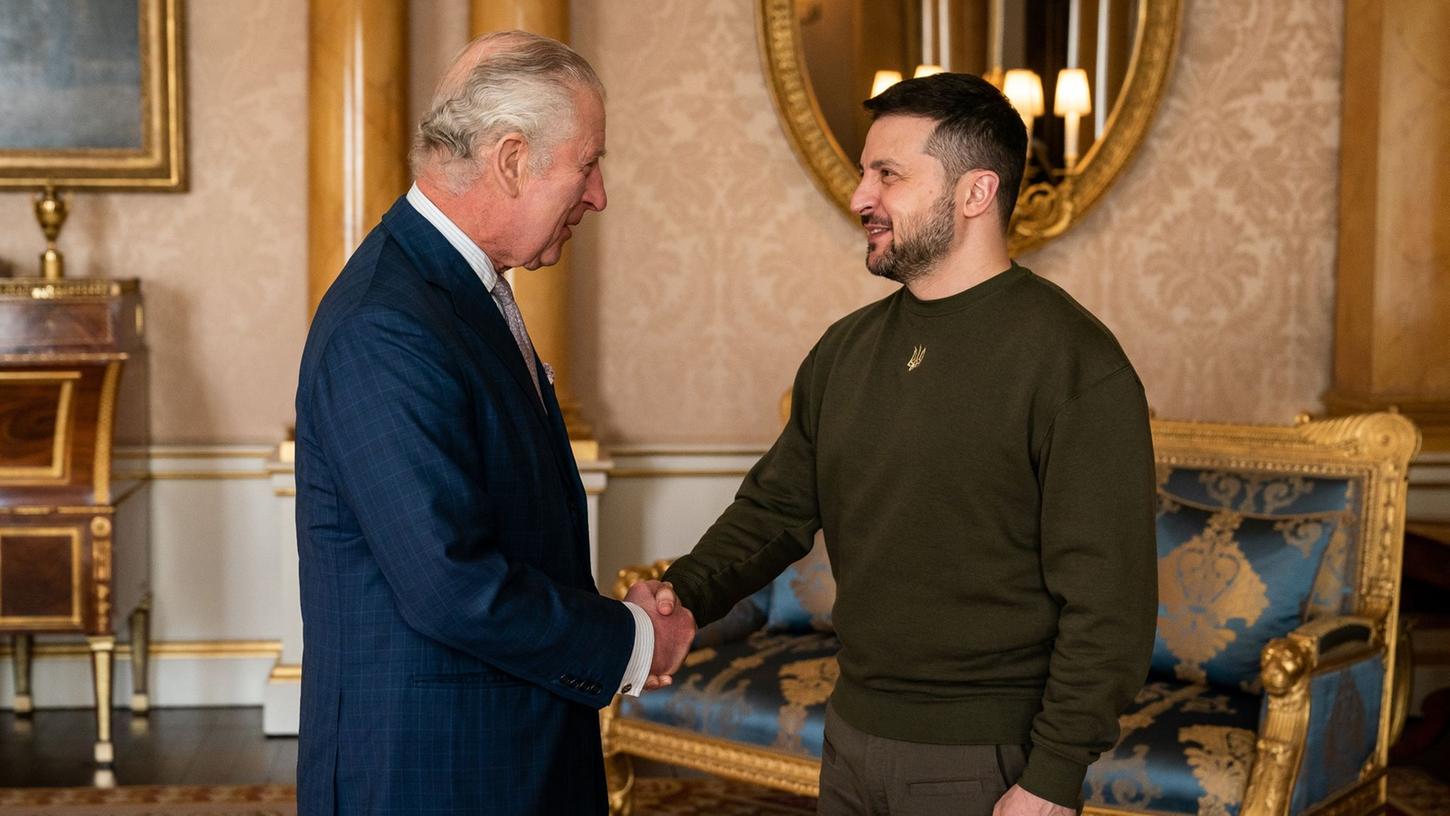 Präsident Wolodymyr Selenskyj (r) wird im Buckingham-Palast von König Charles III. empfangen.