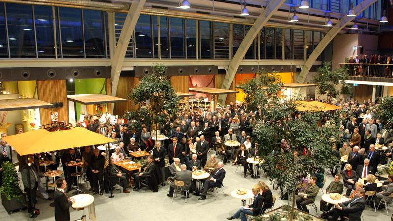 Im Januar 2006 bekannte sich die Stadt Fürth demonstrativ zur Grünen Halle und lud dorthin zum Jahresgespräch ein.