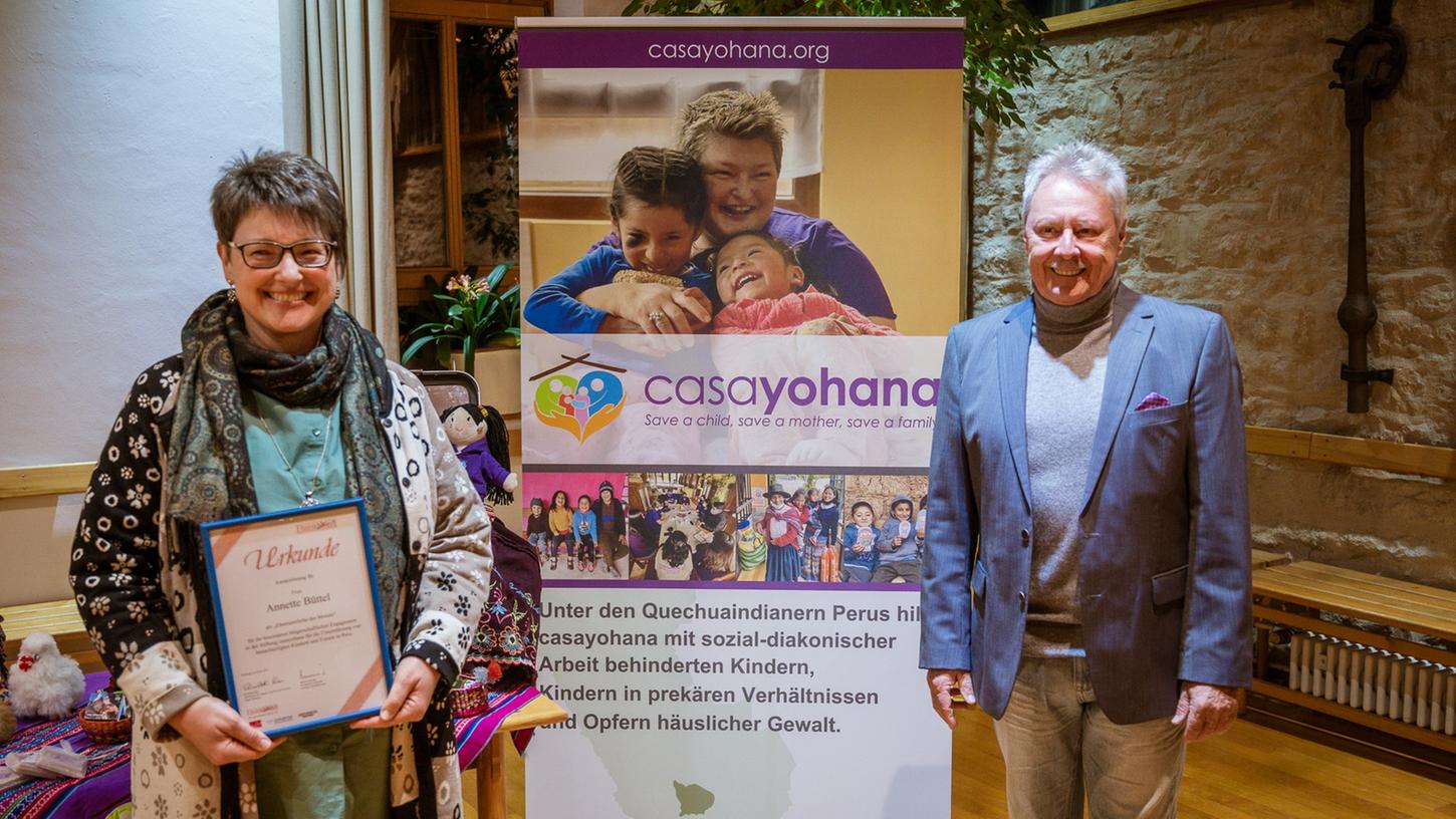 Annette Büttel hat bei einer Feierstunde im Gemeindehaus St. Andreas in Weißenburg den EhrenWert-Preis aus Nürnberg erhalten. Die Jury würdigte damit ihr großes Engagement für die Stiftung casayohana. Übergeben wurde der Preis von Hartmut Wehr von der Aktion EhrenWert. Annette Büttel hat bei einer Feierstunde im Gemeindehaus St. Andreas in Weißenburg den EhrenWert-Preis aus Nürnberg erhalten. Die Jury würdigte damit ihr großes Engagement für die Stiftung casayohana. Übergeben wurde der Preis von Hartmut Wehr von der Aktion EhrenWert.