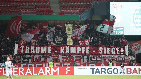 Mittwochabend, Flutlicht, DFB-Pokal. Wenige Tage nach der herben Derbypleite gegen das Kleeblatt kann der Club aus Nürnberg direkt Wiedergutmachung betreiben. Schlagen die Männer von Trainer Markus Weinzierl heute die Fortuna aus Düsseldorf, steht man unter den besten Acht im Wettbewerb. Es wäre nach dem letzten Wochenende ein wenig Balsam für die Seele eines jeden FCN-Anhängers.
