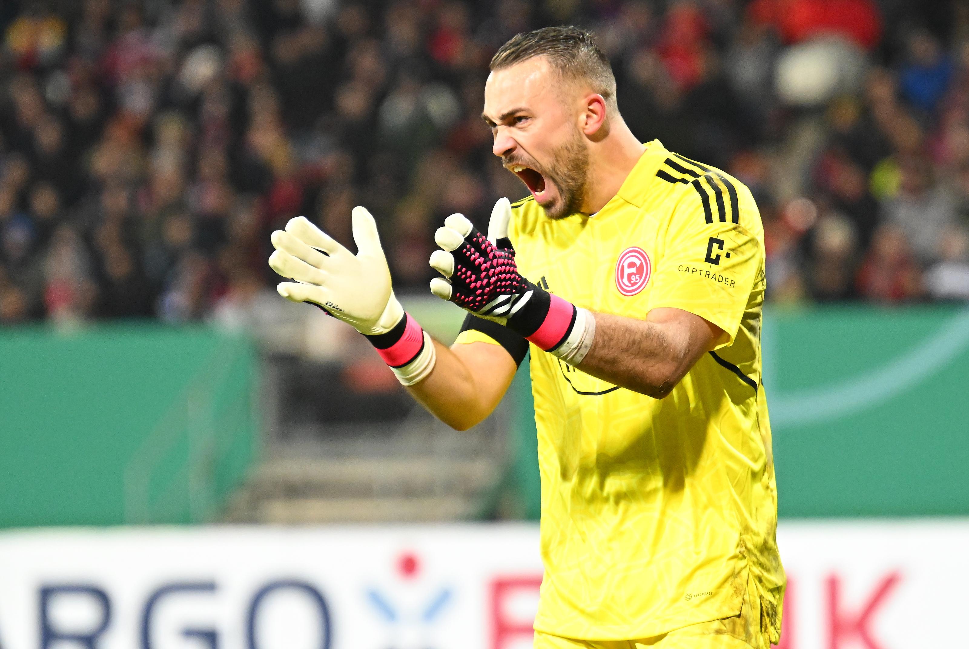 Die erste Chance des Spiels hat dann der 1. FC Nürnberg nach ziemlich genau einer Viertelstunde. Lino Tempelmann setzt sich auf dem rechten Flügel durch und flankt auf Jens Castrop. Der kommt im Strafraum per Kopf zum Abschluss, kann den Ball aber nicht kraftvoll genug platzieren. Die Kugel landet in den Händen von Gäste-Keeper Kastenmeier. Aber immerhin: Der Club – er setzt hier ein erstes kleines Ausrufezeichen.