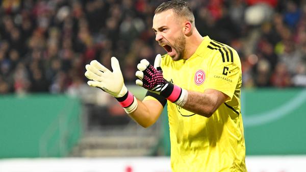 Die erste Chance des Spiels hat dann der 1. FC Nürnberg nach ziemlich genau einer Viertelstunde. Lino Tempelmann setzt sich auf dem rechten Flügel durch und flankt auf Jens Castrop. Der kommt im Strafraum per Kopf zum Abschluss, kann den Ball aber nicht kraftvoll genug platzieren. Die Kugel landet in den Händen von Gäste-Keeper Kastenmeier. Aber immerhin: Der Club – er setzt hier ein erstes kleines Ausrufezeichen.