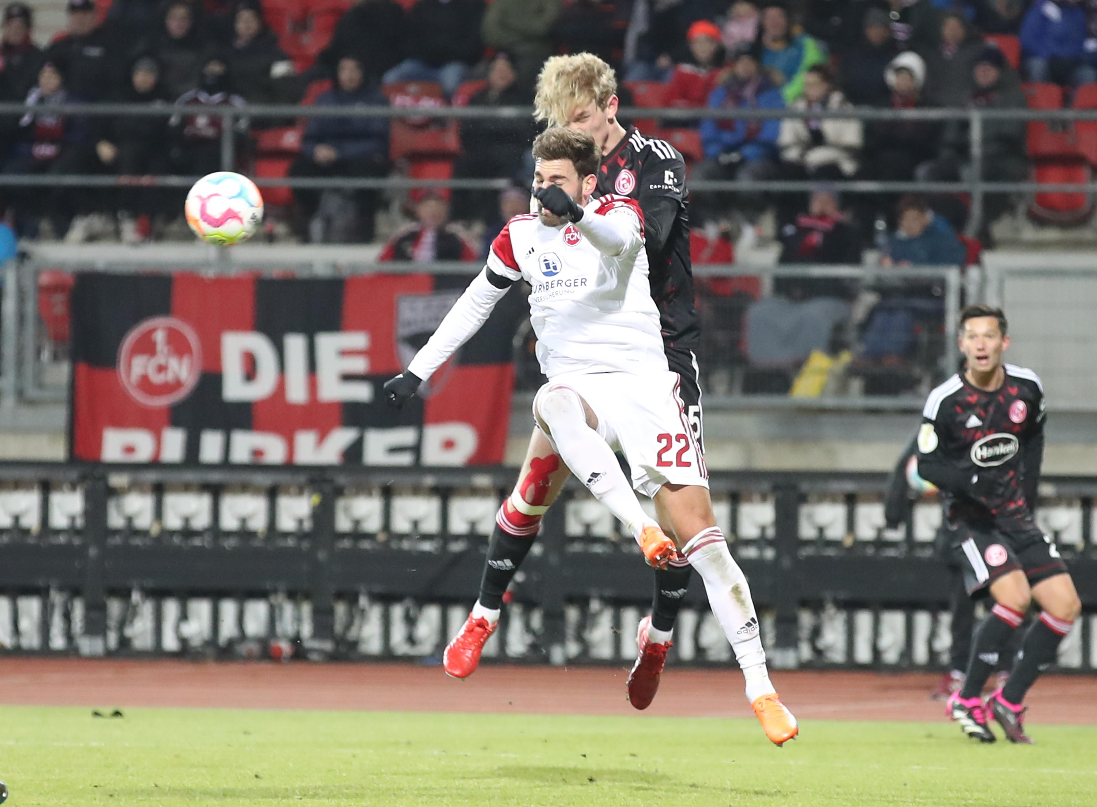 Fünf Minuten später kommen dann auch die Gäste erstmals zum Zug. Aus rund 20 Metern zieht Sobottka ab, der Ball wird jedoch abgefälscht und fliegt links unten am Kasten vorbei. Die anschließende Ecke kann die Fortuna nicht für sich nutzen. Weiter 0:0.