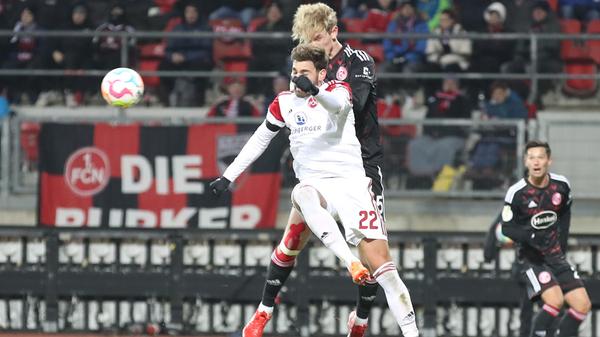 Fünf Minuten später kommen dann auch die Gäste erstmals zum Zug. Aus rund 20 Metern zieht Sobottka ab, der Ball wird jedoch abgefälscht und fliegt links unten am Kasten vorbei. Die anschließende Ecke kann die Fortuna nicht für sich nutzen. Weiter 0:0.