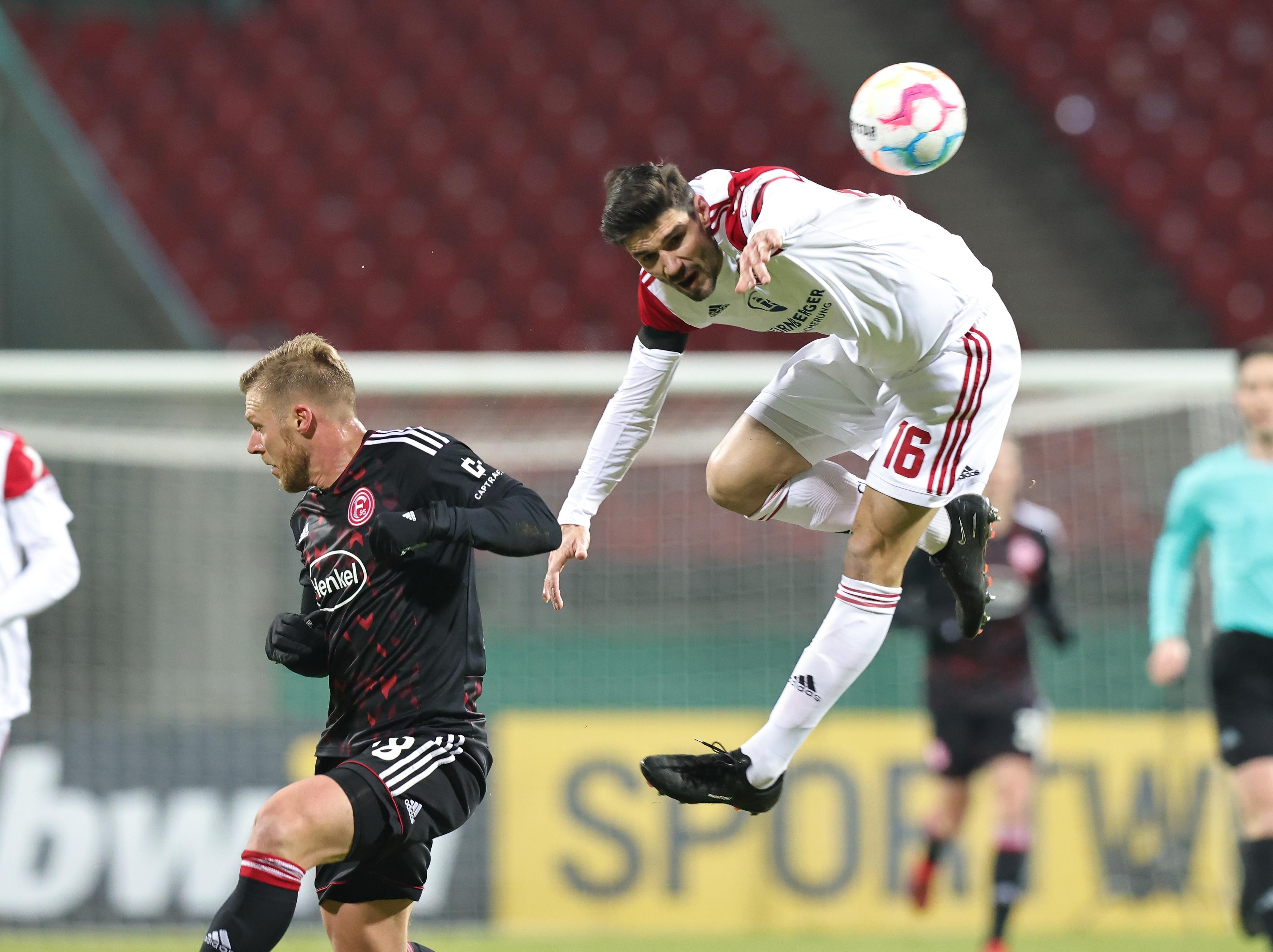 Und dann ist die Führung für den Club plötzlich zum Greifen nah: Aluminiumtreffer! Tempelmann wird nach direktem Spiel halbrechts freigespielt und schließt am Fünfmetereck schließlich ab. Kastenmeier lenkt den Schuss Richtung kurzes Eck mit den Fingerspitzen noch an die Querlatte, von wo die Kugel zur Seite wegprallt. Nürnberg macht weiter Druck.