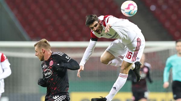 Und dann ist die Führung für den Club plötzlich zum Greifen nah: Aluminiumtreffer! Tempelmann wird nach direktem Spiel halbrechts freigespielt und schließt am Fünfmetereck schließlich ab. Kastenmeier lenkt den Schuss Richtung kurzes Eck mit den Fingerspitzen noch an die Querlatte, von wo die Kugel zur Seite wegprallt. Nürnberg macht weiter Druck.