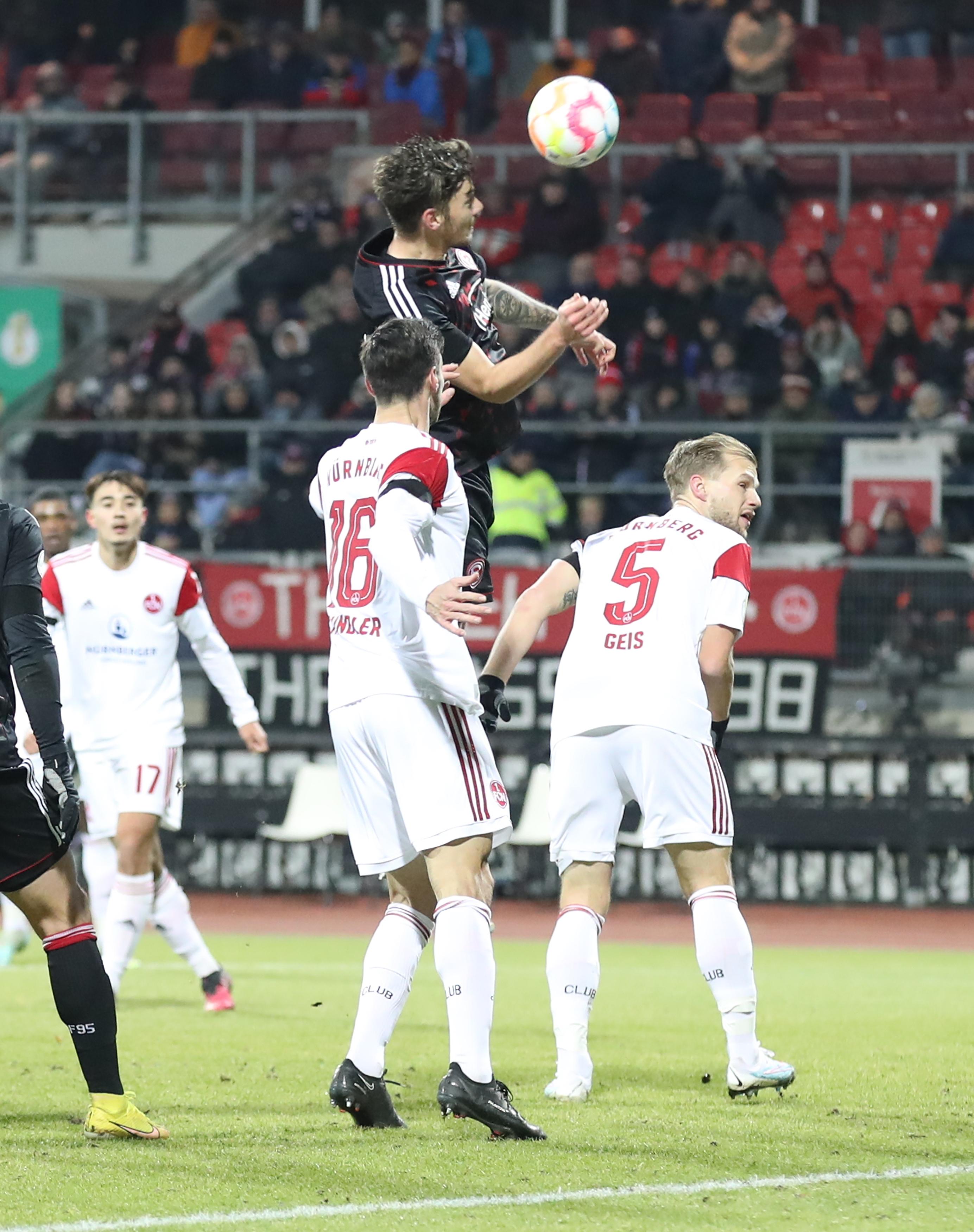 Ist das bitter! Der Club trifft Aluminium – und muss wenige Sekunden später den Gegentreffer fressen. Nach einer Traumflanke von Links durch Iyoha steigt Kownacki anschließend elegant zum Kopfball – und wuchtet die Kugel unhaltbar ins Netz. 0:1 aus Nürnberger Sicht – aktuell stehen die Gäste aus Düsseldorf im Viertelfinale des DFB-Pokal.