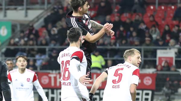 Ist das bitter! Der Club trifft Aluminium – und muss wenige Sekunden später den Gegentreffer fressen. Nach einer Traumflanke von Links durch Iyoha steigt Kownacki anschließend elegant zum Kopfball – und wuchtet die Kugel unhaltbar ins Netz. 0:1 aus Nürnberger Sicht – aktuell stehen die Gäste aus Düsseldorf im Viertelfinale des DFB-Pokal.