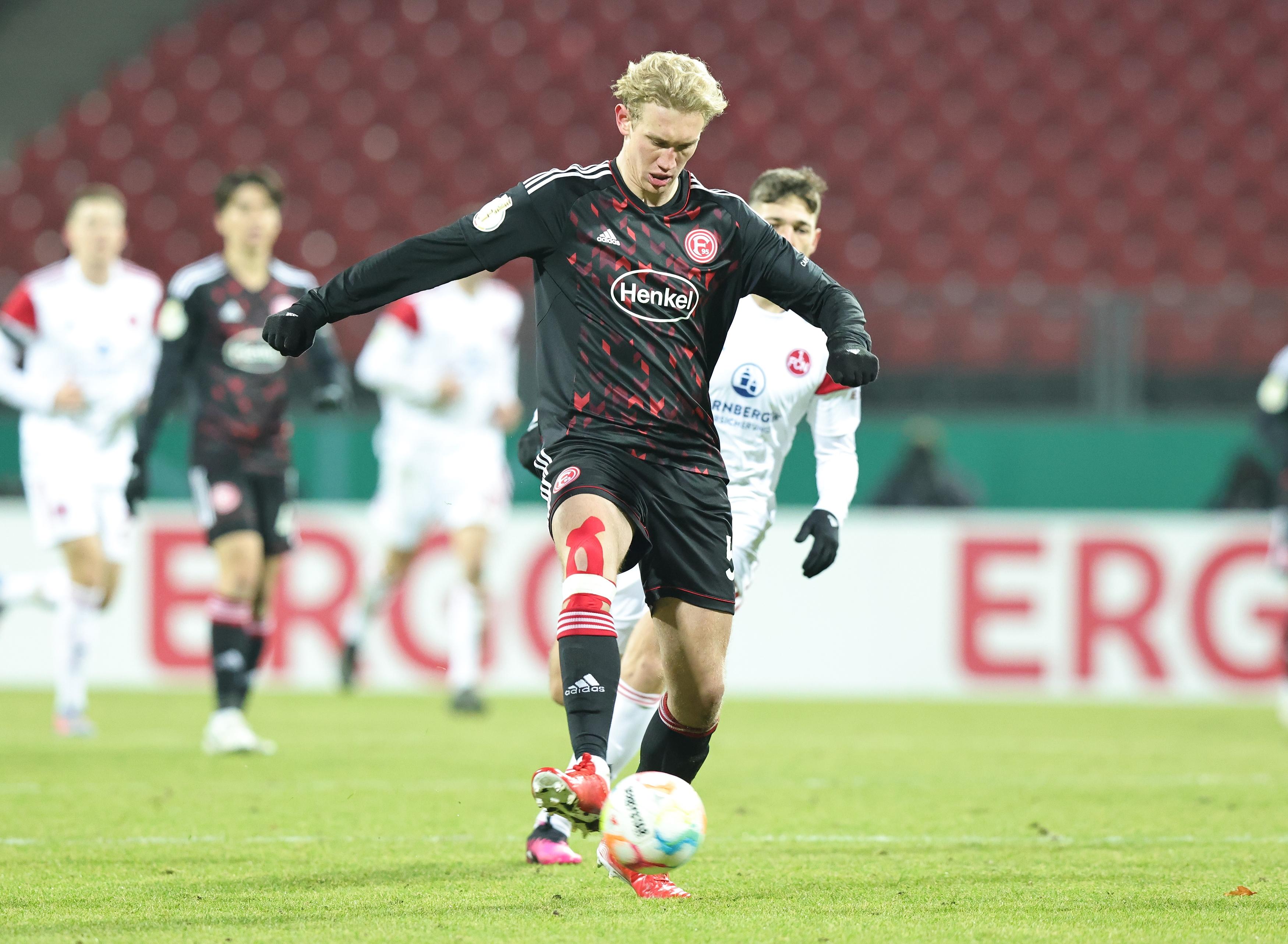 Und dann ist Pause! Der Club schüttelt sich kurz, kann aber nicht mehr direkt antworten. Der FCN muss sich in der zweiten Hälfte in Sachen Chancenverwertung steigern, sonst wird es am Valznerweiher nicht nur wetterbedingt eisig in den kommenden Stunden und Tagen.