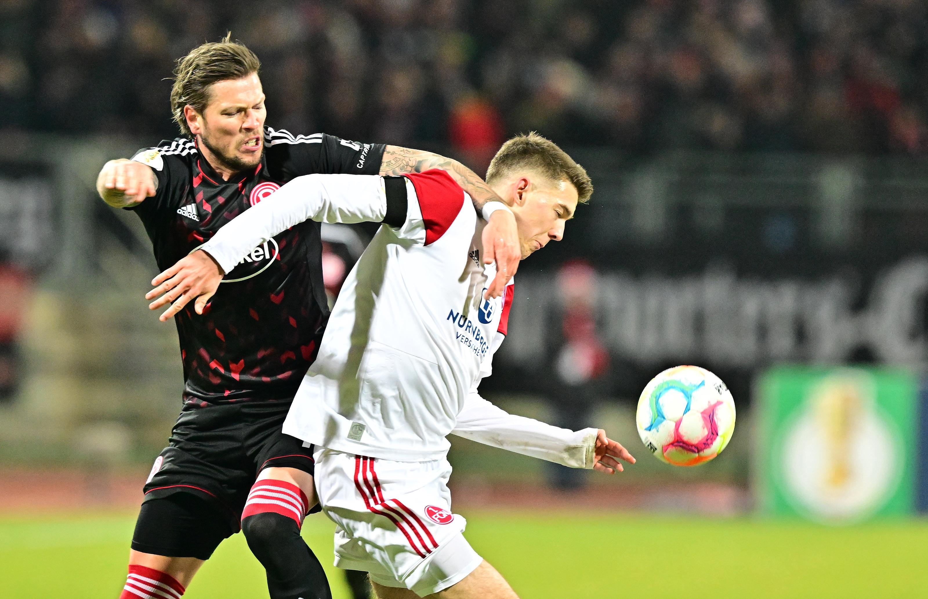 In Minute 52 hat der FCN dann die erste Chance nach dem Seitenwechsel. Standardsituation Geis. Daferner kommt in der Box zum Kopfball, kriegt aber keine Power oder Präzision hinter die Kugel. Wieder ist Kastenmeier zur Stelle. Der Eckball verpufft aus fränkischer Sicht.