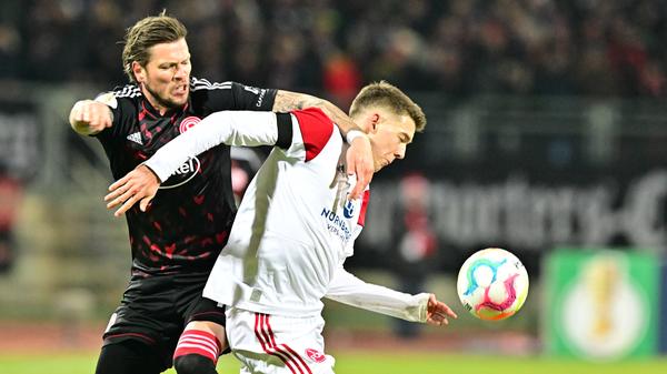 In Minute 52 hat der FCN dann die erste Chance nach dem Seitenwechsel. Standardsituation Geis. Daferner kommt in der Box zum Kopfball, kriegt aber keine Power oder Präzision hinter die Kugel. Wieder ist Kastenmeier zur Stelle. Der Eckball verpufft aus fränkischer Sicht.