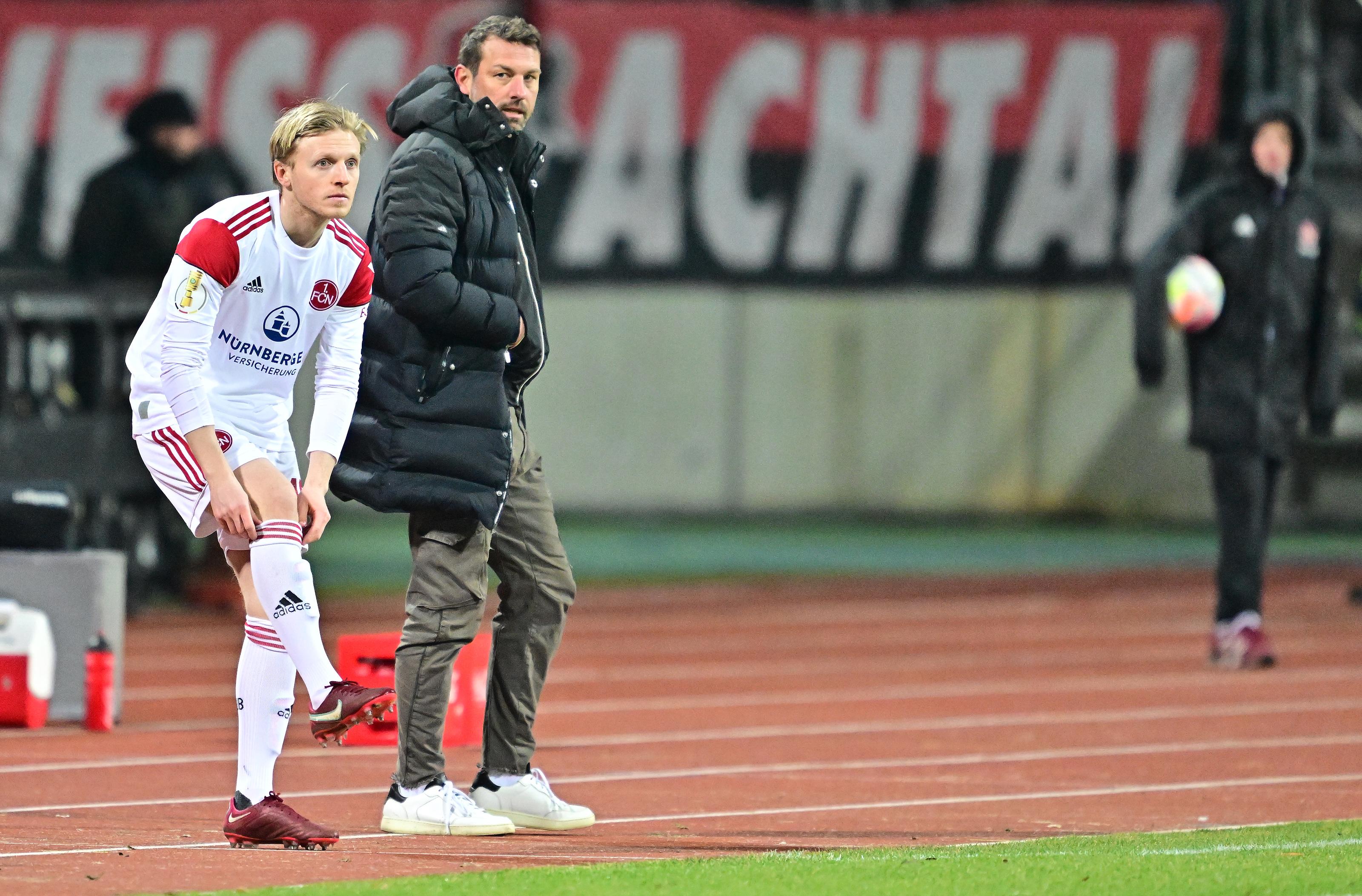 Auf der Gegenseite kommt dann der Torschütze erneut in aussichtsreicher Position zum Abschluss: Kownacki schießt sich jedoch selbst an. Da wäre durchaus auch das 2:0 für die Fortuna drin gewesen. Schwein gehabt, FCN!