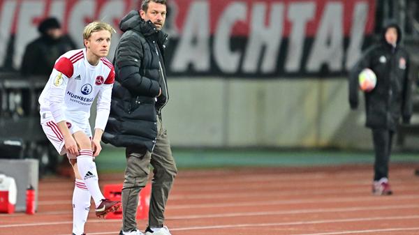 Auf der Gegenseite kommt dann der Torschütze erneut in aussichtsreicher Position zum Abschluss: Kownacki schießt sich jedoch selbst an. Da wäre durchaus auch das 2:0 für die Fortuna drin gewesen. Schwein gehabt, FCN!