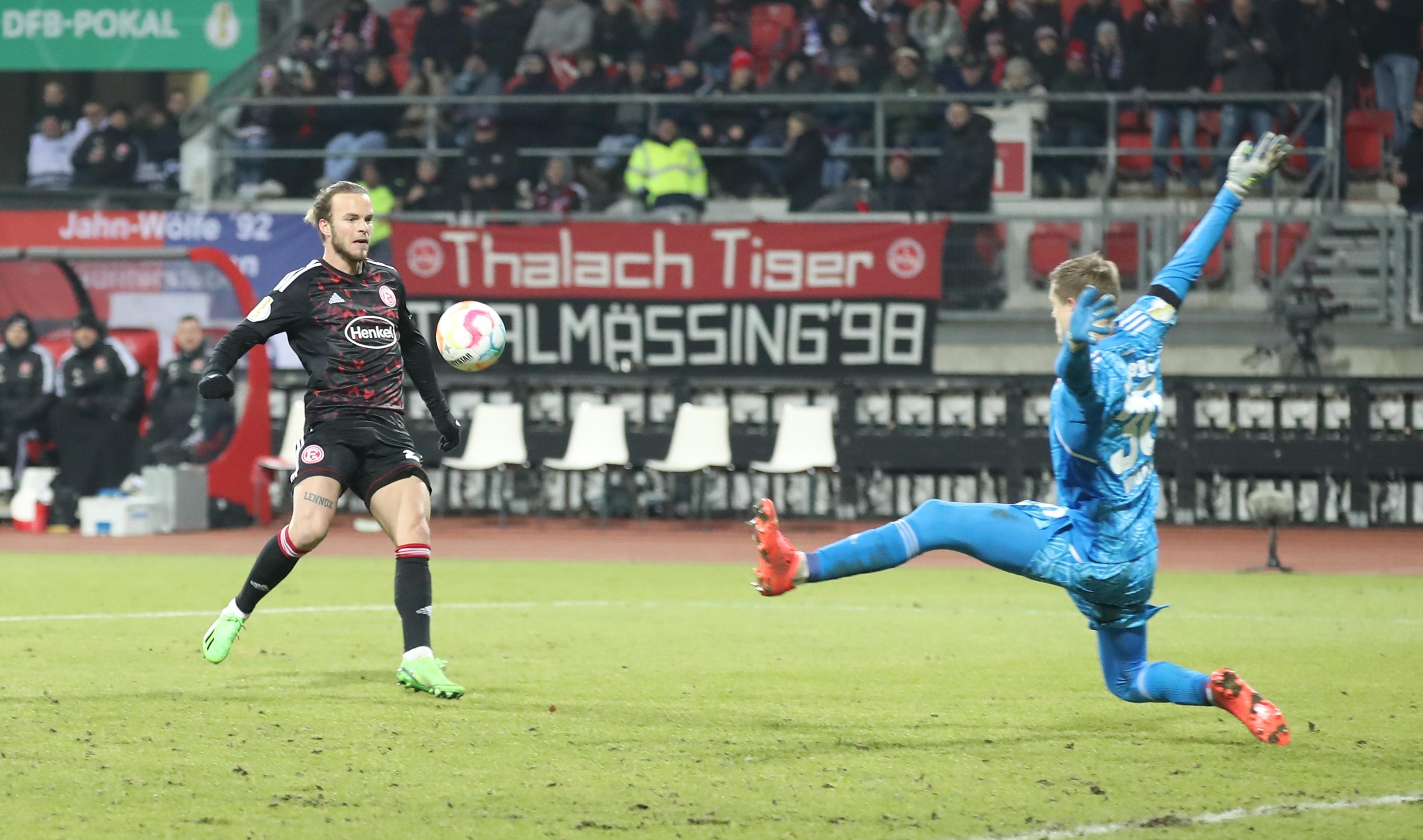 Jetzt wird es zum Privatduell: Kownacki läuft in der 70. Minute frei auf den Kasten der Nürnberger zu. Irgendwie zuckt die linke Hand von Peter Vindahl Jensen raus – und er kann den Ball damit noch um den Pfosten lenken. Bockstarke Aktion! Der FCN kann sich einmal mehr bei seinem Keeper bedanken.