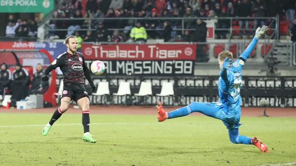 Jetzt wird es zum Privatduell: Kownacki läuft in der 70. Minute frei auf den Kasten der Nürnberger zu. Irgendwie zuckt die linke Hand von Peter Vindahl Jensen raus – und er kann den Ball damit noch um den Pfosten lenken. Bockstarke Aktion! Der FCN kann sich einmal mehr bei seinem Keeper bedanken.