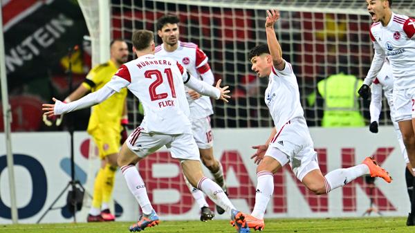 Und wenn du denkst, es geht nicht mehr… kommt irgendwo eine irre FCN-Geschichte daher. Im Derby noch in der Nachspielzeit das bittere Tor kassiert, läuft es jetzt in die andere Richtung. Als alle schon den Knockout spüren können, setzt Taylan Duman in „90 plus“ zu einem Schuss an. Der Ball wird unhaltbar abgefälscht – und schlägt im Gästetor ein. 1:1 – alles steht Kopf! Der FCN wehrt das Aus erstmal in letzter Sekunde ab. Jetzt geht es in die Verlängerung. Bekommen wir nun also doch noch einen echten Pokal-Fight?