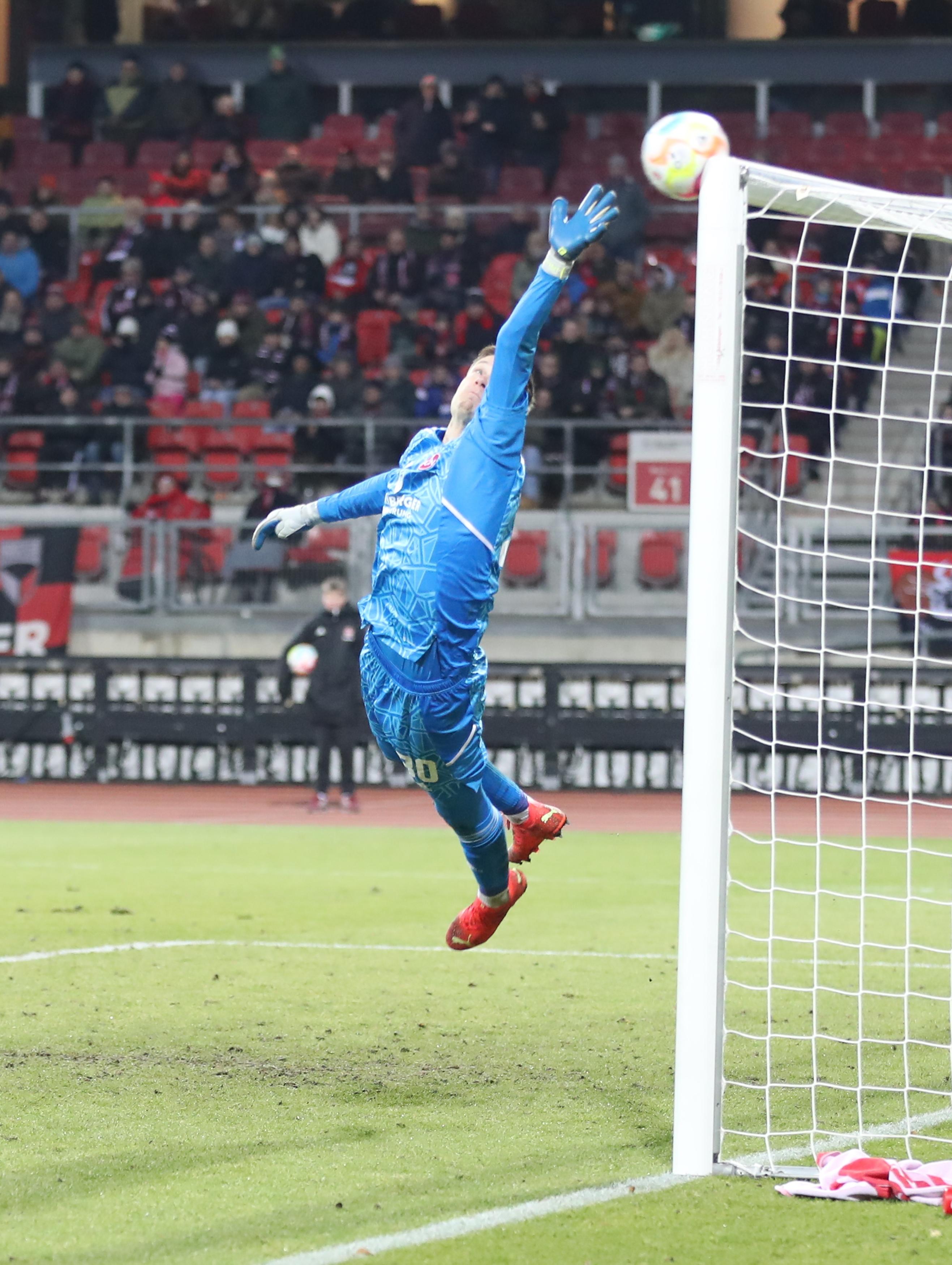 Es dauert nur ein paar Augenblicke – dann hat der Club erneut so richtig Dusel! Fast das 2:1 für Düsseldorf! Der freigespielte Hendrix hebt den Ball im Eins-gegen-eins über dem aus dem Tor eilenden Vindahl hinweg, doch Flick eilt hinterher und klärt gerade noch vor der Torlinie zur Seite weg. Monster-Aktion – Nürnberg bleibt weiter hier im Spiel.