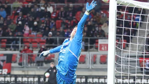 Es dauert nur ein paar Augenblicke – dann hat der Club erneut so richtig Dusel! Fast das 2:1 für Düsseldorf! Der freigespielte Hendrix hebt den Ball im Eins-gegen-eins über dem aus dem Tor eilenden Vindahl hinweg, doch Flick eilt hinterher und klärt gerade noch vor der Torlinie zur Seite weg. Monster-Aktion – Nürnberg bleibt weiter hier im Spiel.