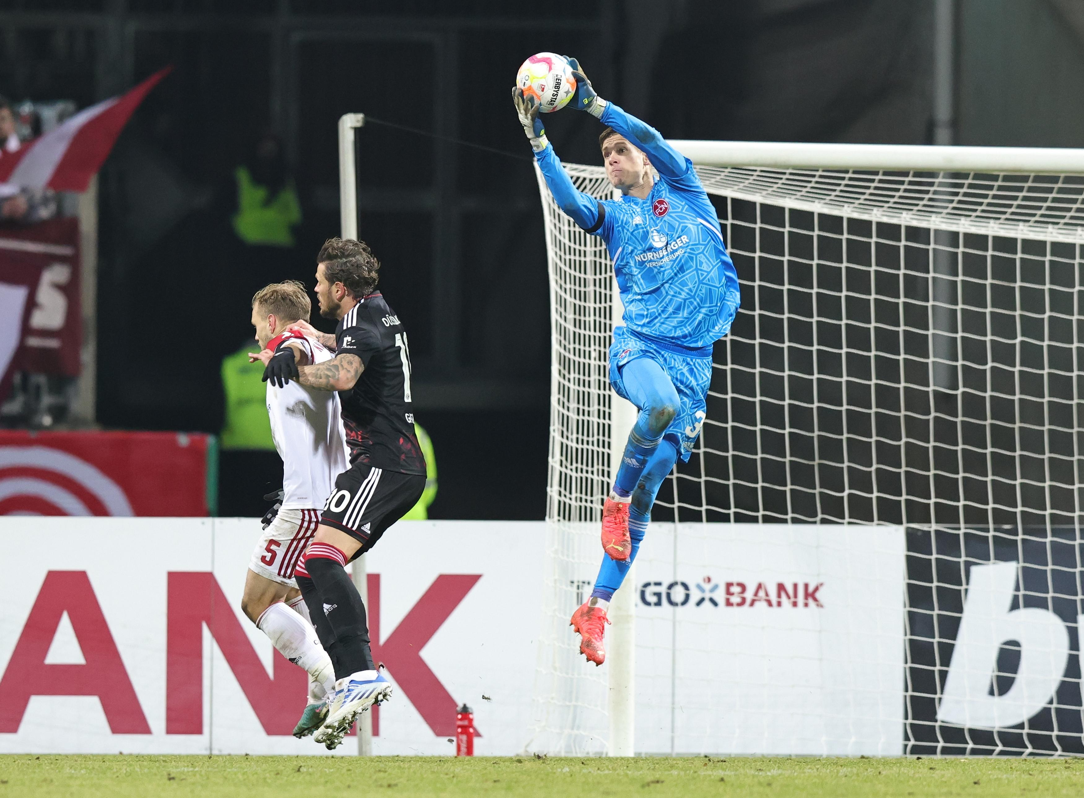 In der 119. Minute muss Nürnbergs Flick nach einem Konter die Notbremse ziehen. Dafür erhält er folgerichtig die Rote Karte. Aber: Die Aktion lohnt sich. Der FCN schafft es ins Elfmeterschießen.