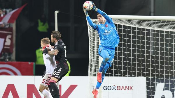 In der 119. Minute muss Nürnbergs Flick nach einem Konter die Notbremse ziehen. Dafür erhält er folgerichtig die Rote Karte. Aber: Die Aktion lohnt sich. Der FCN schafft es ins Elfmeterschießen.