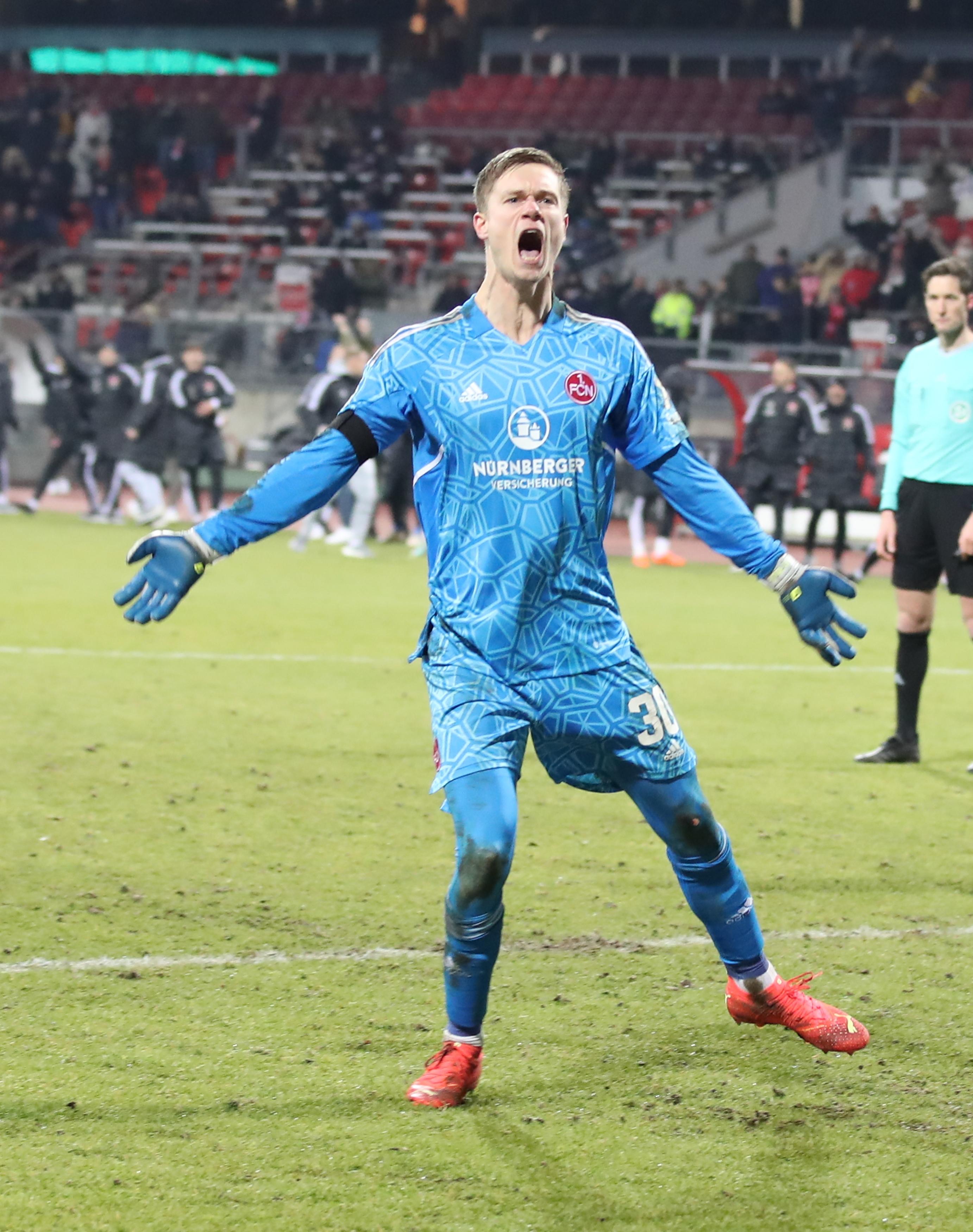 Wir machen es kurz und knackig: Der 1. FC Nürnberg behält die Nerven, zieht das Elfmeterschießen und steht im Viertelfinale des DFB-Pokal! Alle Nürnberger treffen, Peter Vindahl Jensen kann den einen Ball für den Club aus dem Netz holen. Grenzenloser Jubel – und: Der FCN erhält zudem vom DFB satte 1,7 Millionen Euro für das Erreichen der nächsten Runde. Ein Millionen-Pflaster also für die Derby-Wunde. Und weil man davon einfach nicht...