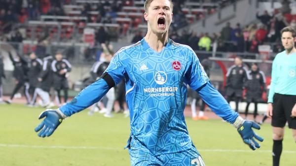 Wir machen es kurz und knackig: Der 1. FC Nürnberg behält die Nerven, zieht das Elfmeterschießen und steht im Viertelfinale des DFB-Pokal! Alle Nürnberger treffen, Peter Vindahl Jensen kann den einen Ball für den Club aus dem Netz holen. Grenzenloser Jubel – und: Der FCN erhält zudem vom DFB satte 1,7 Millionen Euro für das Erreichen der nächsten Runde. Ein Millionen-Pflaster also für die Derby-Wunde. Und weil man davon einfach nicht...