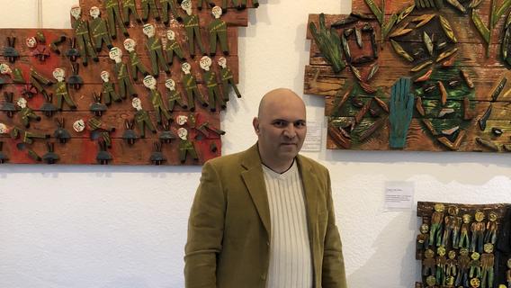 Brutale Bildgewalt: Dieser Iraner klagt mit seinen Gemälden in Nürnberg die Diktatur an