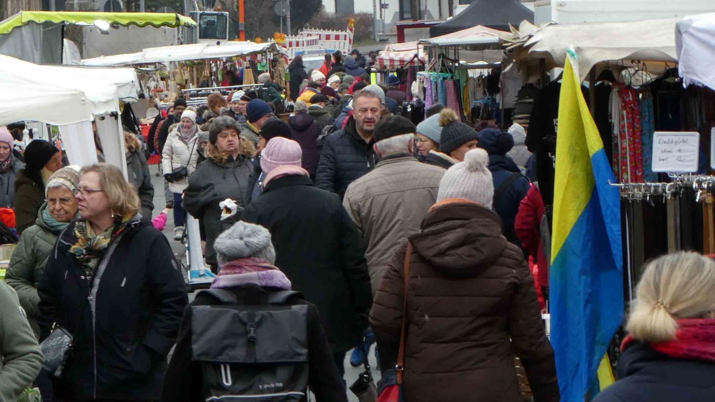 Trotz des ungemütlichen Wetters waren zahlreiche Menschen beim Neustädter Lichtmessmarkt.