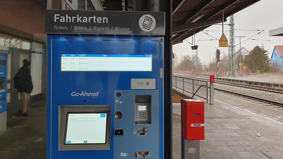 Wer Zugfahrkarten braucht, sieht alt aus: Unter anderem in Gunzenhausen gibt's Probleme mit Go-Ahead
