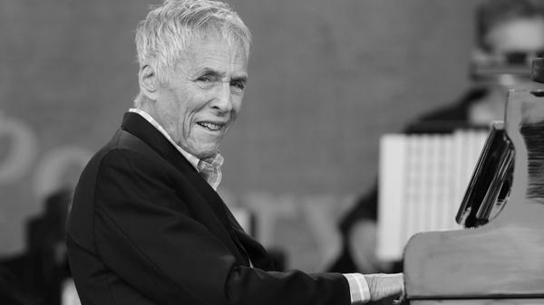 Der berühmte Songwriter starb im Alter von 94 Jahren in seinem Haus in Los Angeles. Er ist verantwortlich für Welthits wie "I Say a Little Prayer" und "Walk on By" und wurde für seine Musik mehrfach mit Oscars, Grammys und Golden Globes ausgezeichnet.