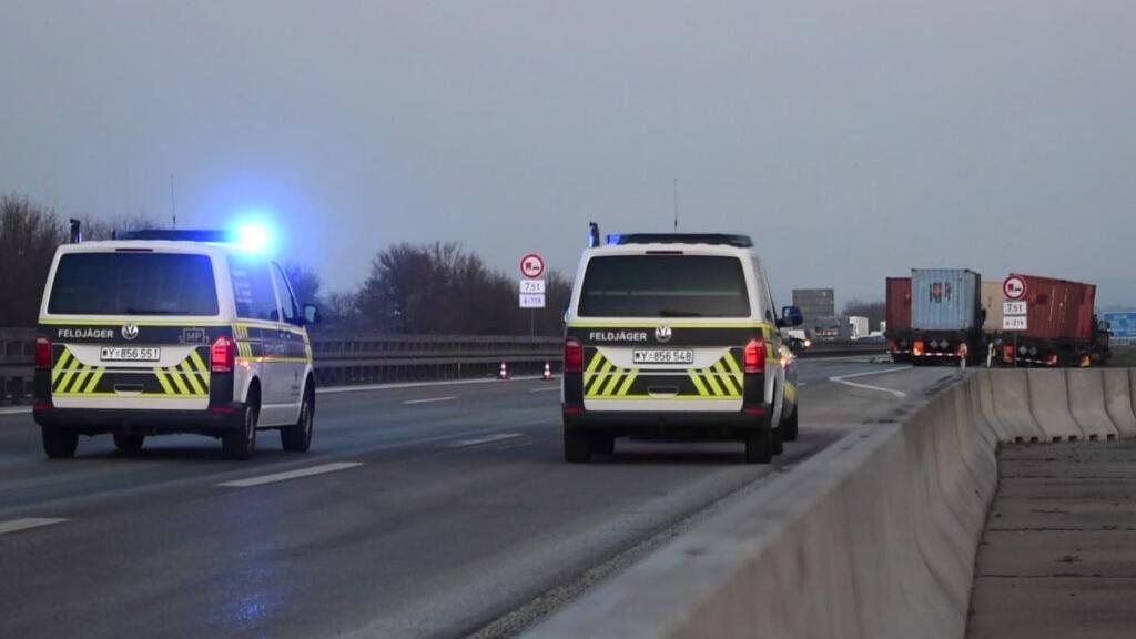 Mit tonnenweise Sprengstoff und Raketen beladene US-Militärtransporter sind am Donnerstag auf der Autobahn 6 zwischen Heilbronn und Nürnberg ineinander gekracht. Mit tonnenweise Sprengstoff und Raketen beladene US-Militärtransporter sind am Donnerstag auf der Autobahn 6 zwischen Heilbronn und Nürnberg ineinander gekracht.