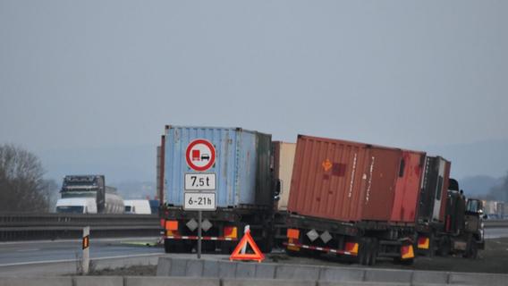 Obwohl einer der Transporter Feuer fing, blieb die gefährliche Fracht einer ersten Einschätzung zufolge unbeschädigt.