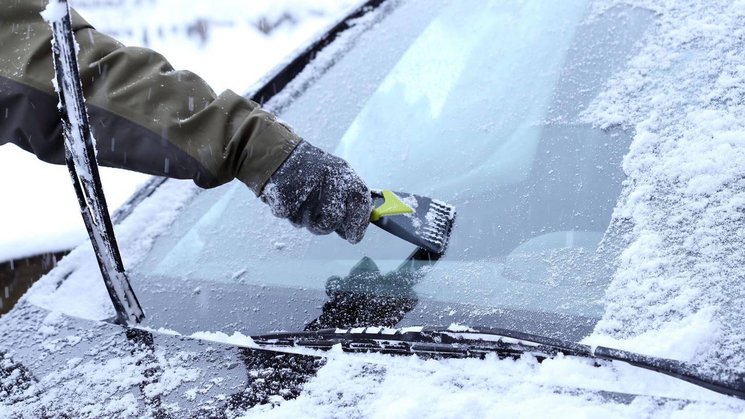 Die meisten Autofahrerinnen und -fahrer kennen es im Winter: Vereiste Scheiben und eingefrorene Scheibenwischer. 
