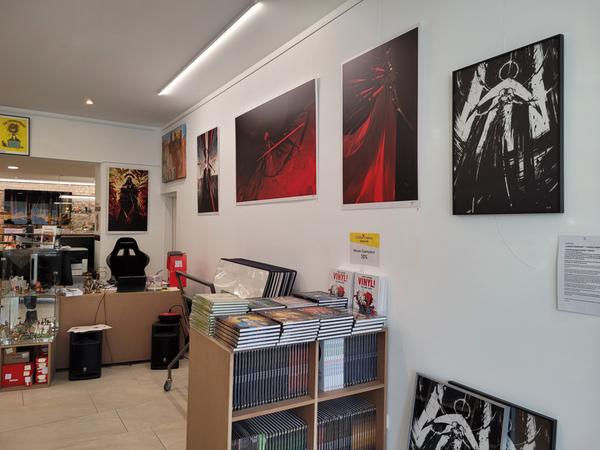 Zwischen Mayers Werken stehen Ausstellungsstücke des Ladens und zwei Schreibtische. Zwischen Mayers Werken stehen Ausstellungsstücke des Ladens und zwei Schreibtische.