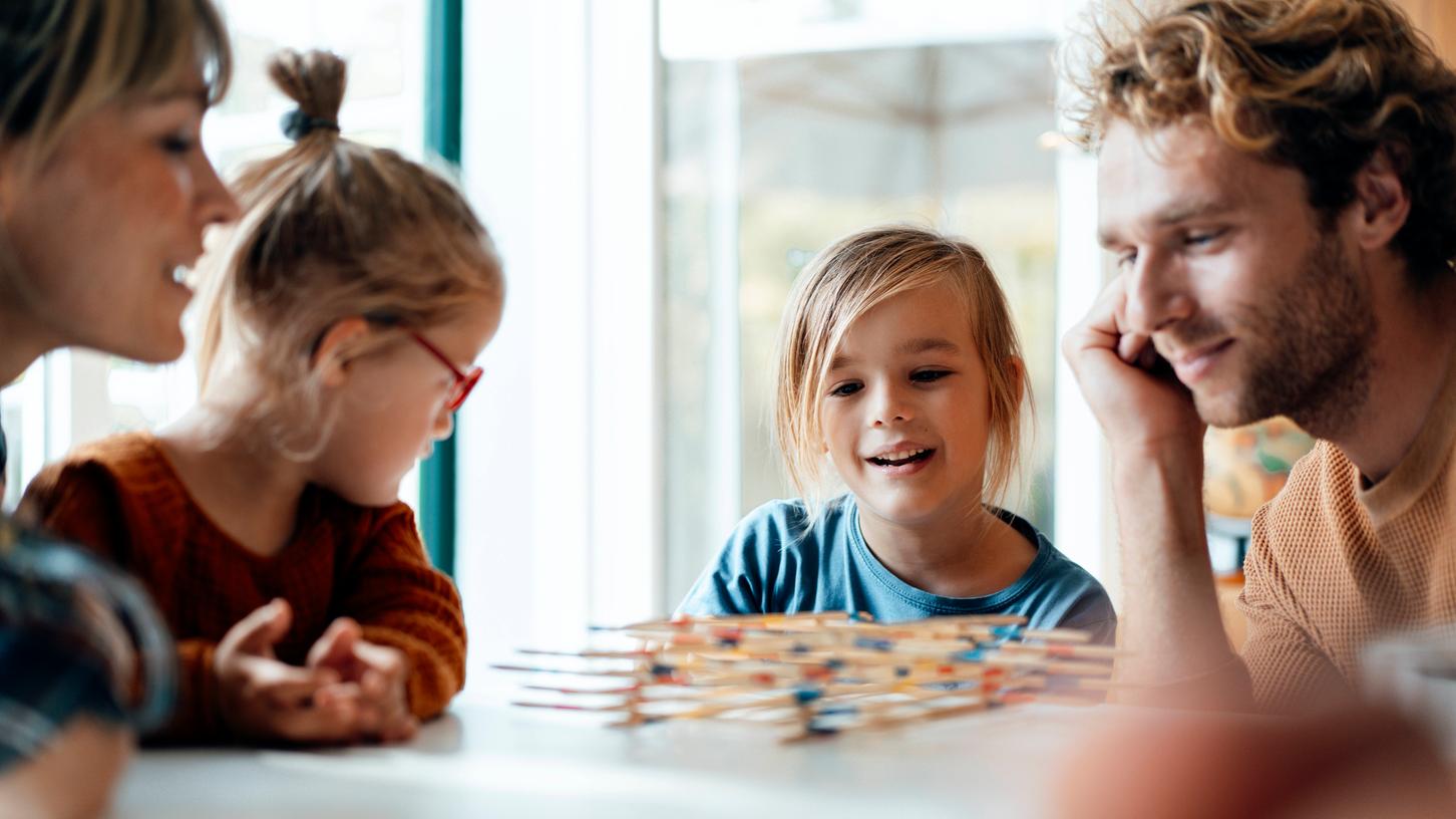 Gemeinsam eine gute Zeit haben und den Alltag hinter sich lassen: Mit einem guten Spiel für die ganze Familie geht es meist ganz leicht. Dazu laden auch unsere Spielneuheiten ein. Gemeinsam eine gute Zeit haben und den Alltag hinter sich lassen: Mit einem guten Spiel für die ganze Familie geht es meist ganz leicht. Dazu laden auch unsere Spielneuheiten ein.